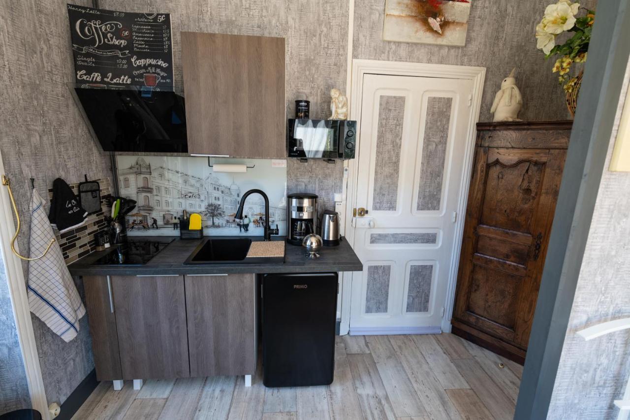 Studio Malou, Cuisine, Salle D'Eau, Terrasse Amenagee Olliergues Zewnętrze zdjęcie