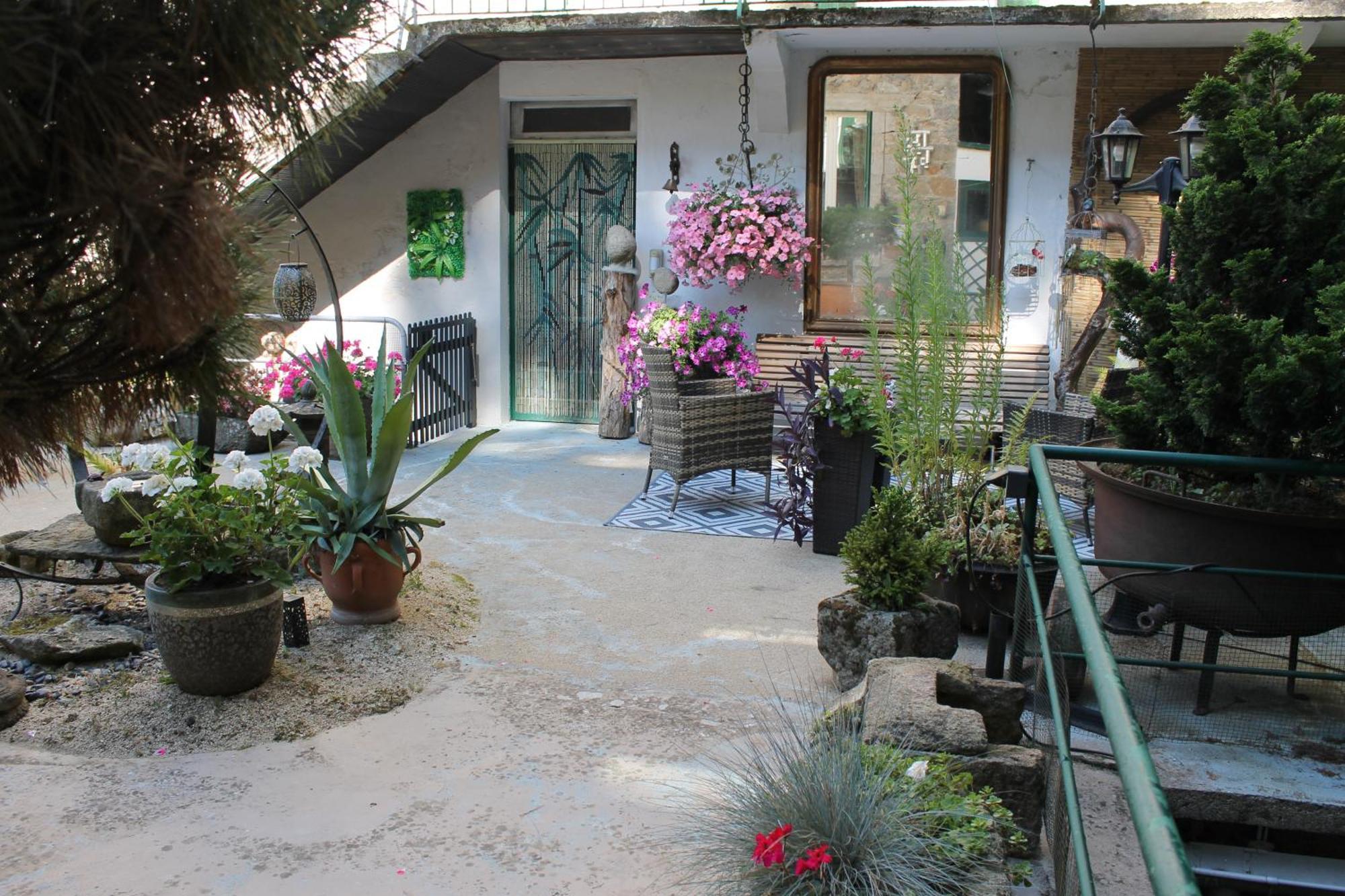 Studio Malou, Cuisine, Salle D'Eau, Terrasse Amenagee Olliergues Zewnętrze zdjęcie